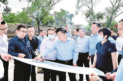 近日，阳泉市委书记姜四清就“结合党史学习教育，阳泉是如何引导全市党员干部学党史、悟思想、办实事、开新局，确保‘十四五’开好局、起好步”“如何建立长期有效的机制，推动党史学习教育融入日常”“发挥光荣革命传统，深入了解群众‘急难愁盼’，确保好事办好、实事办实”“阳泉在走好新时代网上群众路线、办理好网民留言、回应社会关切等方面，有哪些具体经验做法，取得了哪些实效”等话题接受了人民网专访。专访中，姜四清介绍，阳泉是文化古城，也是一片红色热土，为中国革命和新中国的解放、建设做出了重要贡献。阳泉市委把党史学习教育作为一项重大政治任务摆在突出位置，引导党员干部始终保持“赶考”的政治清醒，始终保持同人民群众的血肉联系，努力在人民群众的“阅卷”中取得优异成绩。